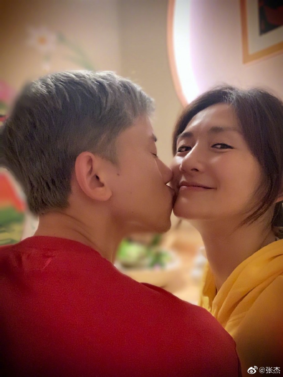 开朗的谢娜带给了张杰非常正面的力量,张杰也曾坦言:「娜娜她给了我很多的勇气」。在心爱的「太阳女神」的理解和支持下,张杰很快重振旗鼓继续在音乐路上迈进,名气也伴随着努力骤升。 身份和名气的不对等,并没有成为压垮张杰谢娜感情的最后一根稻草,反而让张杰更笃定:为了这个想要一起共度余生的女孩,一定要让自己变得更好。他们互相成就、在外界负面声浪的打击下依然无所畏惧,携手昂首往前,将答案都交给时间去定义和证明。