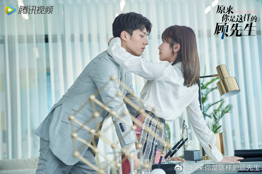 原来你是这样的顾先生 | 领衔主演:陈靖可、严智超 虽然《原来你是这样的顾先生》集合了很多玛丽苏偶像剧梗为一体,但豆瓣评论上不少网民表示:「土味沙雕小甜剧,如此俗套但又如此迷人~陷进去了!」、「主演们表演青涩、剧情玛丽苏,却偏偏有点上头是怎么回事?」(笑) 故事讲述患有人群恐慌的霸总顾南洲,和破产落难千金周见清因故开启契约婚姻结为假夫妻,在同一屋檐下生活先婚后爱、逐渐从剑拔弩张的欢喜冤家变成惺惺相惜的高甜CP~高甜无虐下饭小甜饼,选看这部准没错!