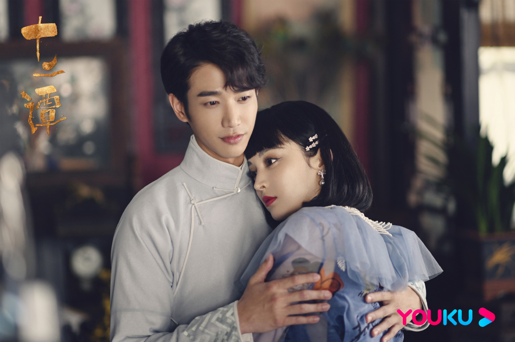 十二谭 | 领衔主演:刘以豪、古力娜扎 《十二谭》讲述民国年间金石大家金性坚本是上古时期女娲的补天石所化,修炼成人来到人间数千年;为帮助深爱的夜明度过雷劫开启了寻找八枚印章的奇幻之旅,历经一段段围绕着“情”字展开的生灵百态爱恨情仇。 这类奇幻爱情设定的剧有《司藤》在前创下好收视,理应蛮有爆款相的~但《十二谭》单元故事形式呈现导致主演戏份被削弱,特效、服化道被批不到位,加上女主角古力娜扎的角色塑造力依然有很大进步空间,真的蛮可惜的