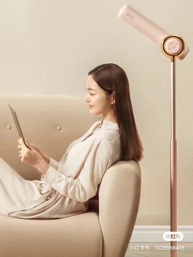 立式设计的吹风机由长圆柱形吹风筒+可伸缩调节高度的立杆组成;洗完头后只要坐或站在它底下、无需动手就能轻松把洗完澡湿漉漉的头发自动均匀吹干,再也不用遭受手持式吹风筒的「手酸手累」暴击啦~根本就是懒美人们的福音!