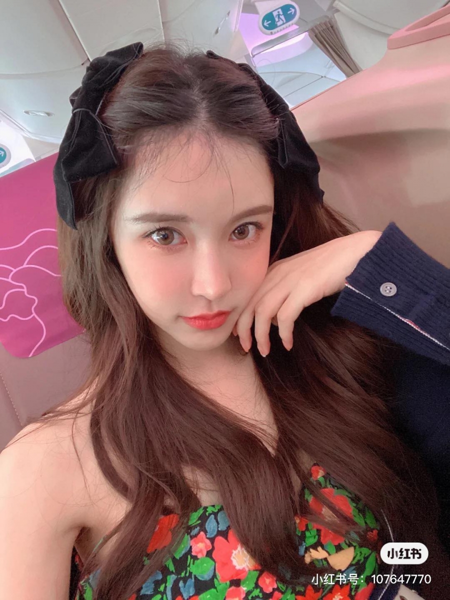 博主 @ IAM-GlouGlou可爱分享乘搭787-9客舱的飞行体验：「整个机舱都是奶fafa的～被粉红色包围」，还笑称感觉自己踏入了高级美容院（笑）完全是女生们梦寐以求的粉嫩嫩打卡天堂啊～