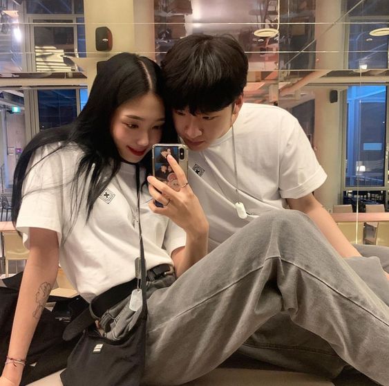 想让暧昧关系「转正」成功脱单的女生,相信经常会陷入「太矜持害怕错过心仪的TA、太主动又怕吓跑对方」的纠结当中~但不尝试着跨出那一步的话,谁知道结果如何呢?