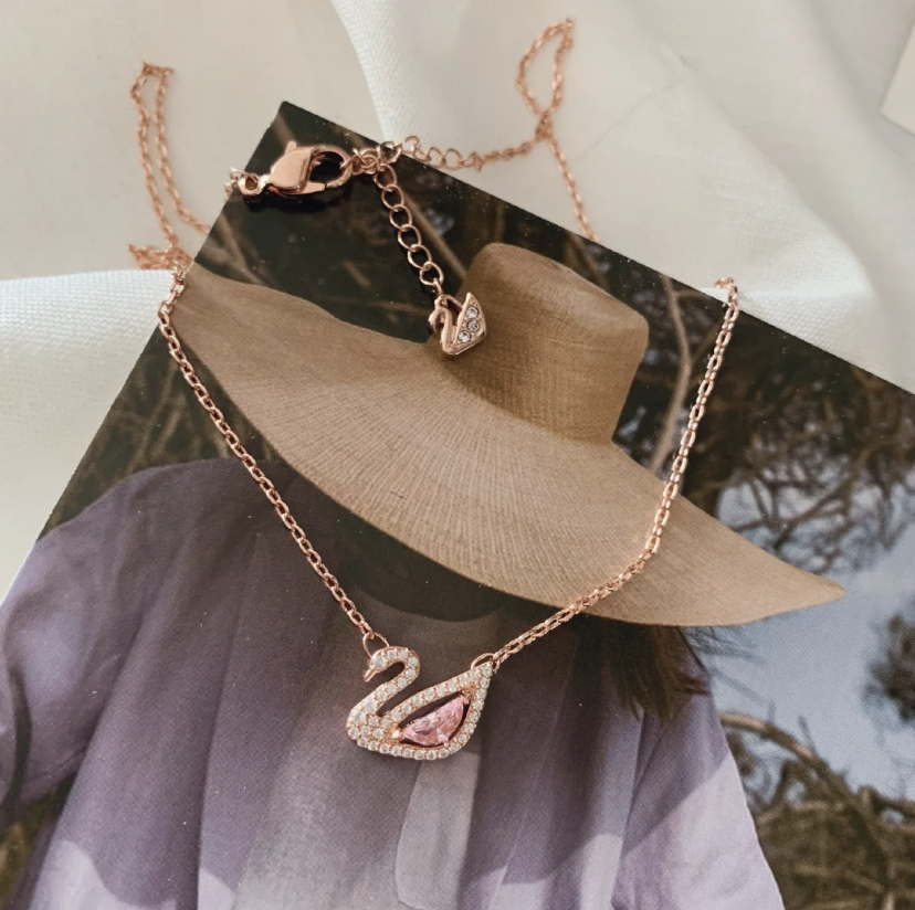 Swarovski女神建斌同款粉天鹅项链 之前热播韩剧《女神降临》中修豪给朱静送的定情信物同款,粉天鹅精致吊坠轻松carry各种场合穿搭~
