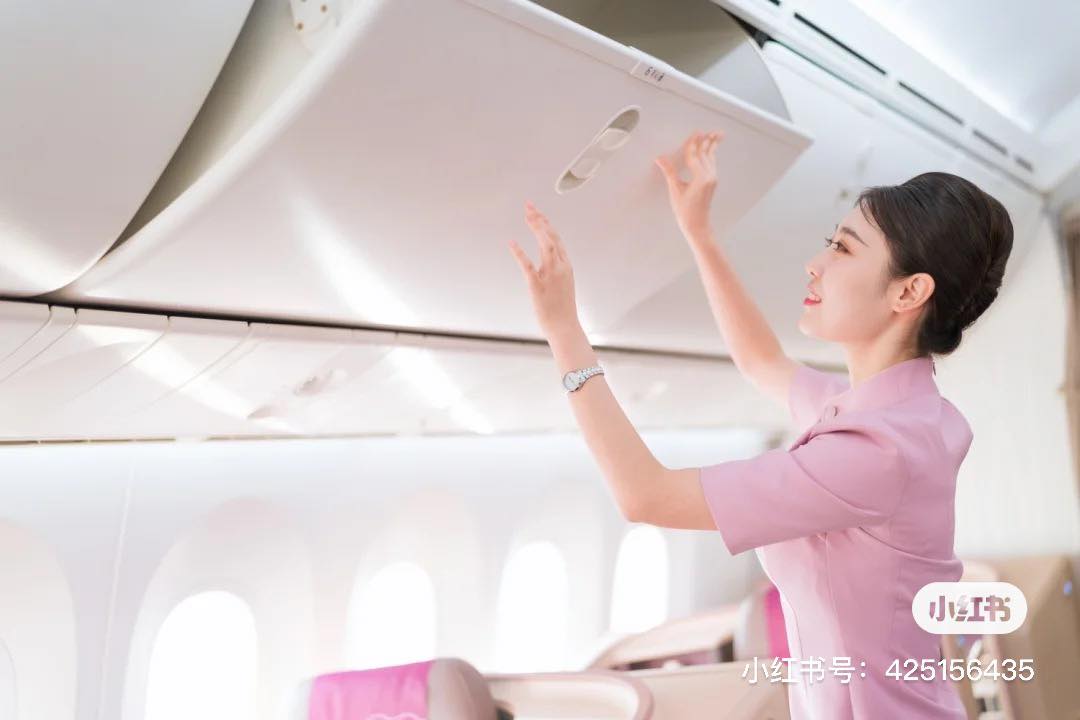 而且机舱里的细节如靠垫、灯带、耳塞、眼罩等都是粉嫩色系的呢～空姐穿搭也以温柔粉色系为主、缀以凤凰牡丹等金边刺绣，将中国风主题发挥至极致；连吉祥物熊猫公仔身上穿的小衣服也是粉色款！