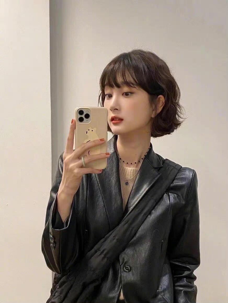 #「 短发千万不要轻易烫发」登微博热搜话题TOP 10 但也有不少网民表示，「烫发和头发长短没什么直接关系，只和『长得好不好看』有关系」、「找对有审美观的Tony老师最重要」。