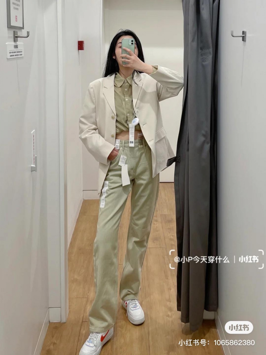 Women Uniqlo U Regular Fit Straight Jeans | 货号 436663 2021最新系列除了crop top很值得入手,这款被小红书博主大赞是「百搭显瘦神裤」的牛仔落地裤,在本地Uniqlo官网和指定门市已经上架喽!集美们这波一定要冲啊~直筒篇阔的版型很藏肉显瘦,高腰落地裤型完美GET显高挑即视感。共有黑色、白色、牛仔蓝、深蓝,以及很有春夏feel的浅绿色可选。