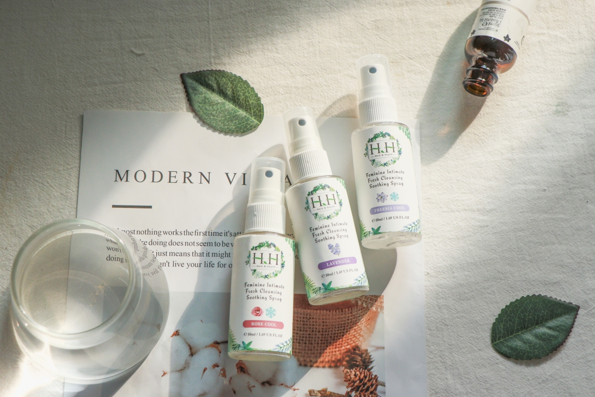 舒缓喷雾体积小巧便携，喷头的贴心倒喷设计使用起来更便利；多重植物萃取如越桔叶、红石榴、洋甘菊、芦荟萃取等帮助净澈赋活私密肌，锁水保湿提升舒适度、恢复弹嫩私密肌。