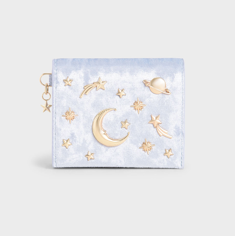 和编一样喜欢星星、月亮、各类星球等银河系元素的女生,一定会大爱这款网上讨论度爆灯的星月设计小卡包!近日它正式在马来西亚Charles & Keith官网上架喽~