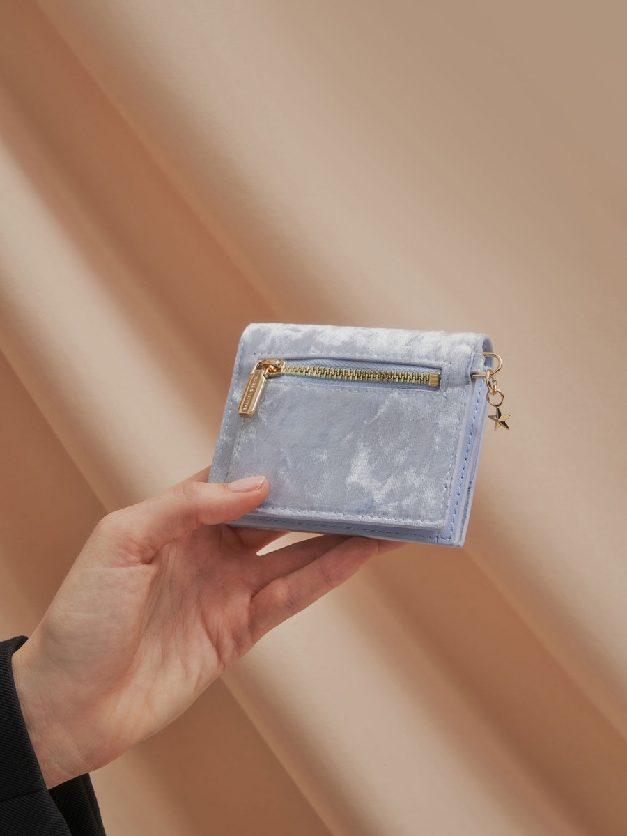 卡片夹层有两格、背面有个可以放零钱的拉链夹层,中间的夹层可以放多张卡片、收据,用来放纸笔钞票也很OK。