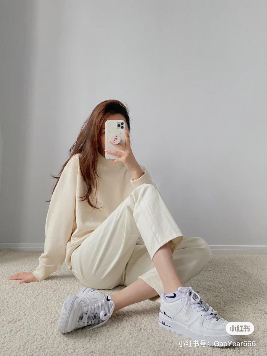 Women Slouch Relaxed Fit Tapered Ankle Length Jeans | 货号432831 白色牛仔真的搭什么都超好看啊~特别是这种美式高腰版型、上宽下窄不挑腿型身高的锥型长裤,随便搭件卫衣、大学帽T、单宁外套+背心,或是近期很夯的小马甲配短袖T恤,就很显时髦感!约165+cm女生穿上会是偏八、九分裤子,和编一样150+cm的女生可以稍微翻折一下裤脚,小露脚踝更心机显瘦。