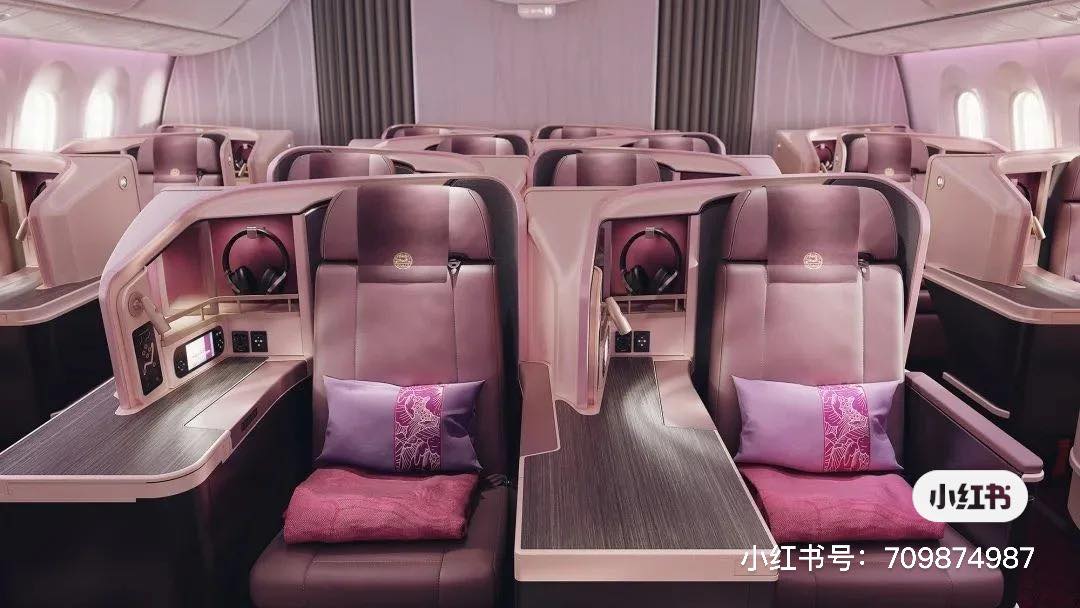 少女心破表的梦幻粉嫩色系建筑、室内设计，如上海全粉色设计的海底捞门店、新加坡粉色系Redhill MRT Station，相信是许多女生向往的打卡地点～近期超夯的「少女粉色系机舱」同样掀起粉色控少女们疯狂热议！