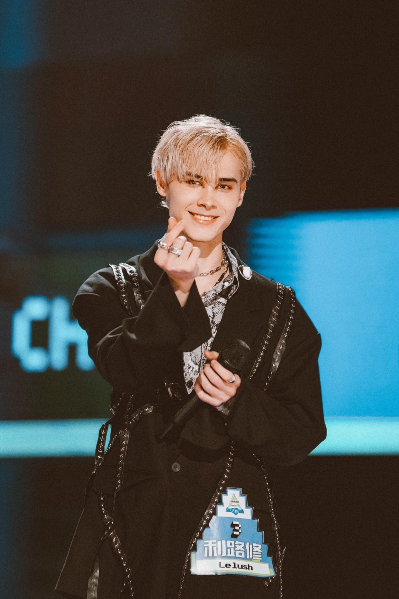 而后网上有人爆料,据说创造营比赛结束后有工作想找利路修,因此联系了利老师所属公司;结果收到的公司回复是,他们工作人员也好几天联系不上他了~对此网民笑喷表示:「利老师完美诠释了Freedom」、「他去治愈自我了」、「这波操作666」、「下班后的利老师走出了六亲不认的步伐」!