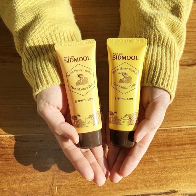 SIDMOOL Royal Honey Peptide Deep Moisture Sleeping Pack 蜂蜜睡眠面膜 韩国非常知名的一款蜂蜜睡眠面膜,在美妆评鉴APP蝉联3年排名睡眠面膜冠军,任何肤质都能安心使用。主要蜂蜜胜肽成分可以帮助补水保湿之余,也能收敛毛孔、镇静皮肤,以及增加皮肤弹性。
