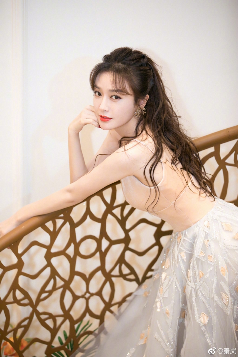 Tips 9 :每天必吃「这2款」养生美食! 保养不能单靠肌肤表面上擦拭的产品,吃进肚子的营养也非常关键!秦岚女神也曾透露自己的「养生秘诀」,那就是几乎每天看必吃「黑芝麻糊」!其中蕴含的丰富维生素E是女生们养肤的好帮手,推荐女生们一定要试试~此外她也会每天在纯燕麦中加入富含维生素的水果,打成无糖健康果昔,喝出好肤质。