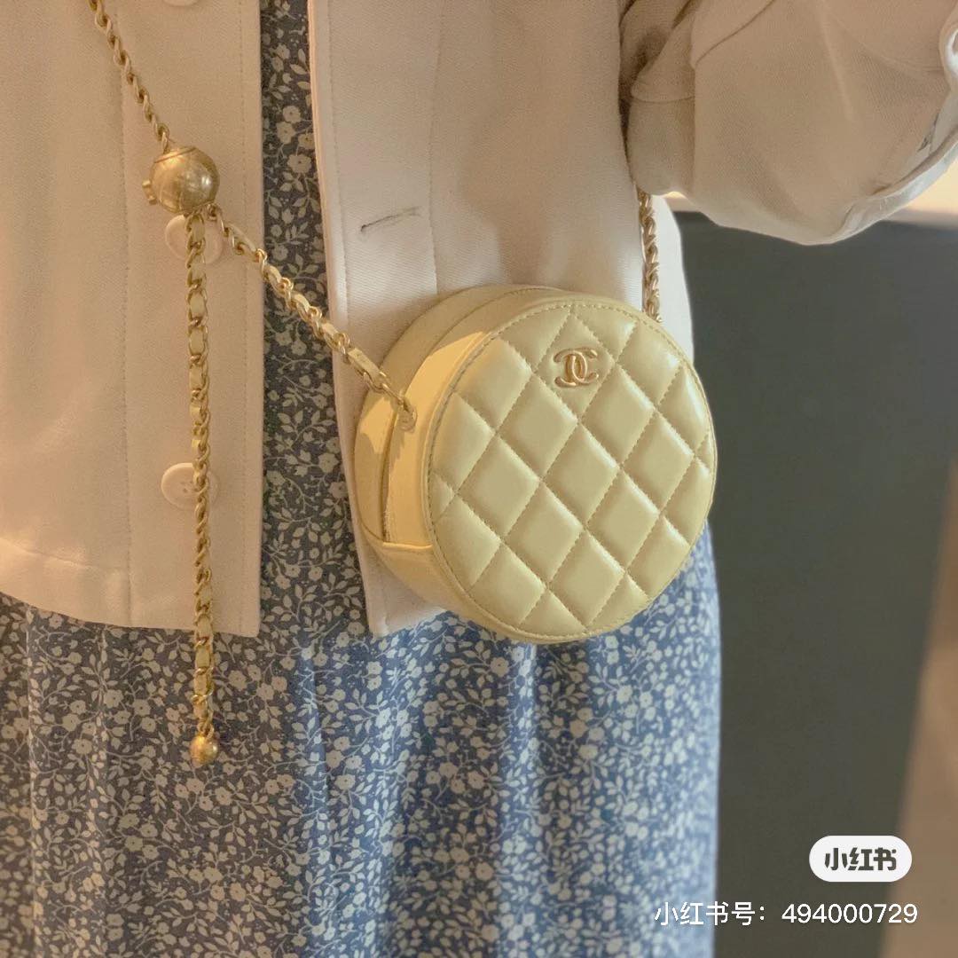 # 精品小圆包推荐 1 :CHANEL Round Clutch with Chain 金球系列小圆包 饱和度比较低、尽显柔美感的奶油黄色小圆包,此前在小红书掀起过一波超强热议!特别温柔的配色搭配高级感满满的香奈儿经典菱纹设计,相信即使没有特别热衷于奶油系配色的女生,也会被这咖小圆饼包包圈粉啊~