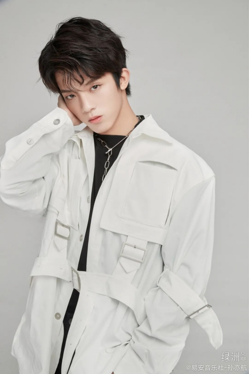 # 唐九洲、孙亦航上线!轮流新增微博关注 唐九洲除了更换了头像,昨晚也和孙亦航一样惊喜上线,被粉丝发现俩人轮流新增关注了许多青春有你3选手,以及青春有你3导师们;看来距离正式回归微博发文互动不远了!