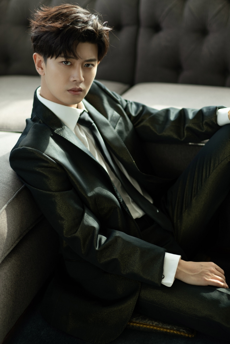 TOP 4 :任嘉伦 这次榜单集结的都是90后演员,但很可能是任嘉伦太童颜了,让提名投票的网民都忘了他其实是89年生啊~(笑)不是科班出身的他近几年爆火真的不是没道理的!甜宠剧、古装剧中想把霸道总裁演好不太难,但能够像任嘉伦一样,冷酷中带有满满苏感、「冰块脸」人设下依然可以用微表情和眼神传递情绪的年轻演员,真的不多~继去年《锦衣之下》、《秋蝉》、《暮白首》接连播出霸屏,今年2021年任嘉伦依然有霸屏之势;如今播出中的《乌鸦小姐与蜥蜴先生》收视口碑不俗,有传很快可以看到他和白鹿主演的《一生一世》、《长安如故》上线,喜欢他的剧迷粉丝们一起期待吧~