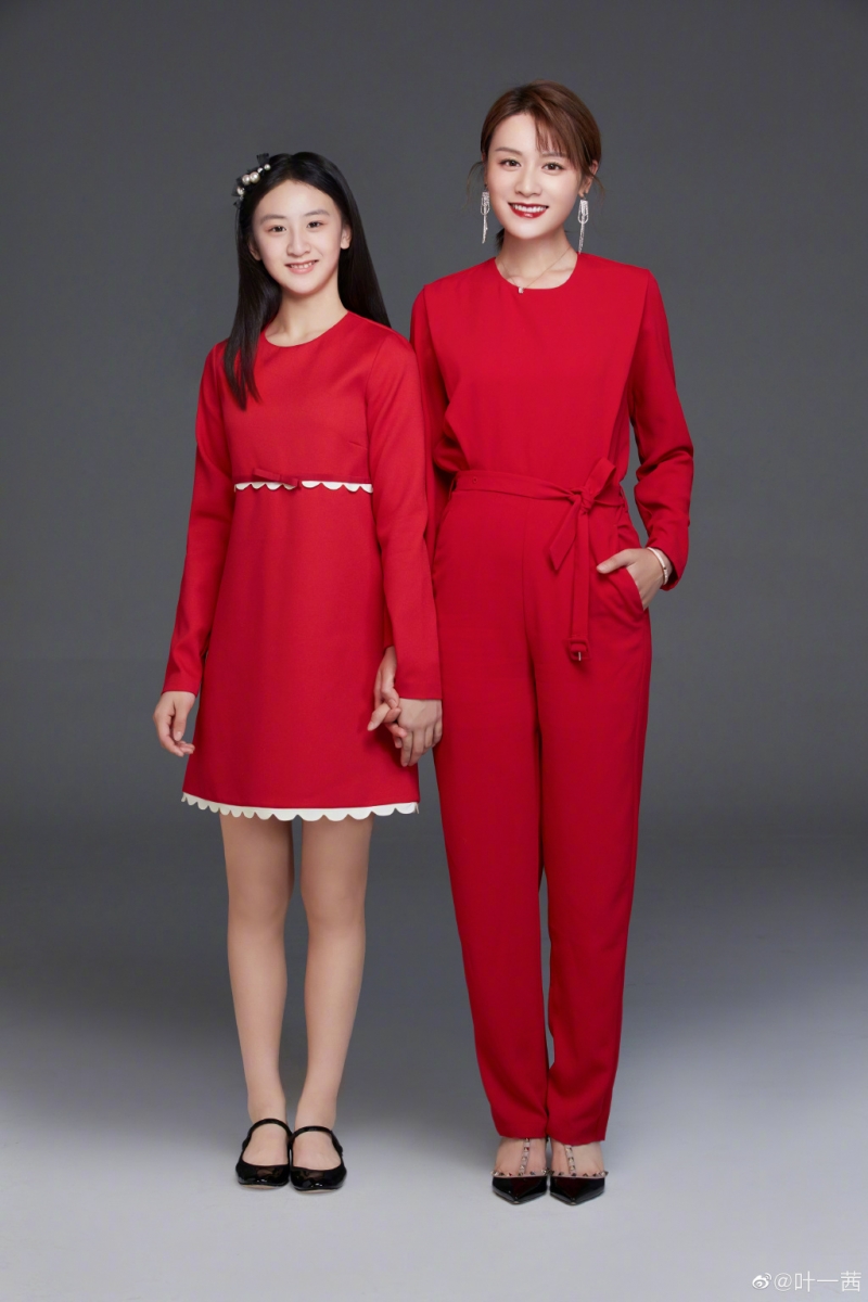 # 森蝶 田雨橙 从小被公认「美人胚子」的森蝶田雨橙如今暴风式长高,上个月刚迈入13岁就已经快和爸爸妈妈一样高了!据悉她已经开始进入正式网球运动员训练,看来是想和爸爸一样踏上职业运动员之路呢~