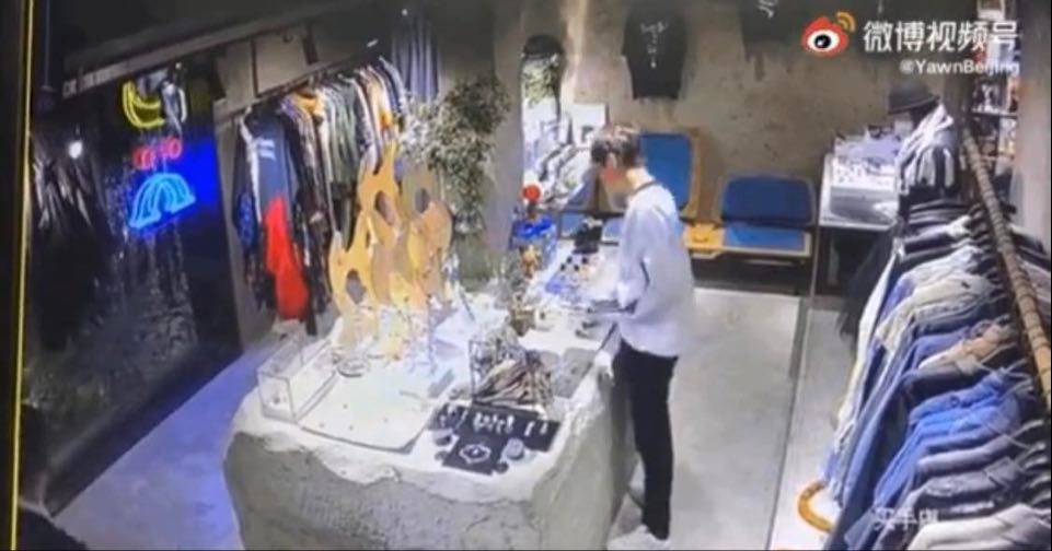 在保安前来后当事人把戒指放回到原位、拿起其他商品查看;后来在保安离去后不久再次把戒指试戴上手,最后没结账就戴着戒指离开店铺。