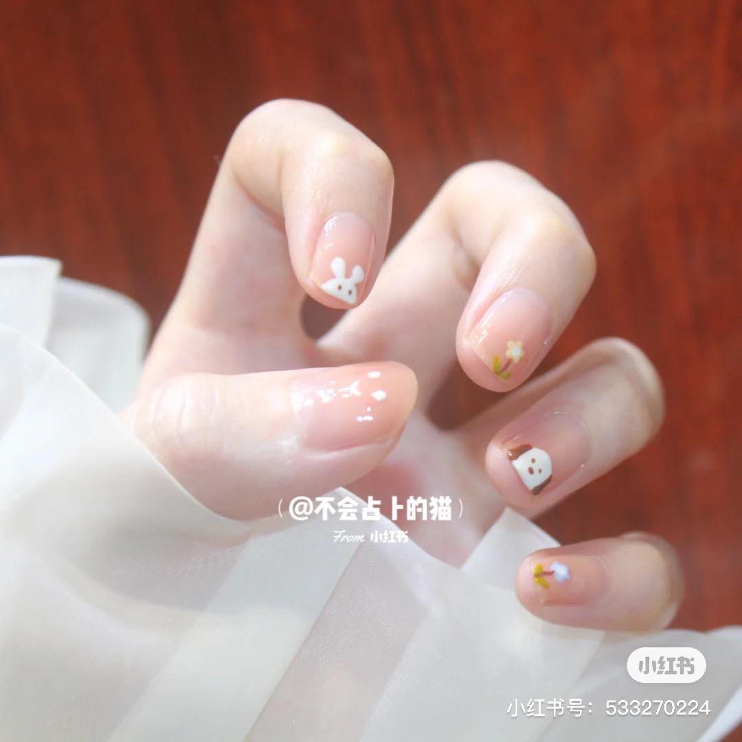萌趣卡通系 · 晶莹清透系美甲 专属春夏季的清甜底色，搭配萌趣卡通、小花/水果元素瞬间可爱感炸裂！十指跳色不重样设计更添俏皮感，宝宝云朵蓝色系、柔嫩粉色系、梦幻香芋紫色系、百搭卡其色系都是很夯的选项～