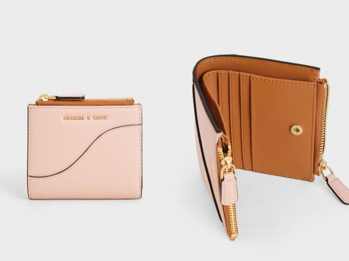 #6 Charles & Keith 撞色拉链短皮夹 比起全素面粉色给人带来的温柔感,这款粉色和土黄色撞色搭配效果很是惊艳呢!中间的黑边设计画龙点睛,为温柔色系、小巧精致的短皮夹注入新时代女性该有的大气坚毅范儿~作为日常配件轻松给气质加分!