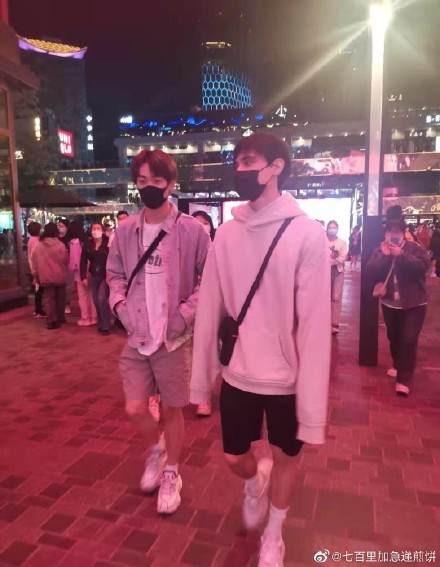 利路修从创造营节目「毕业」下班后恢复自由身,但近乎每天都因为各种大大小小的事迹被送上微博热搜,爆火实锤!就在刚刚微博热搜榜上利路修相关词条「偶遇利路修没人敢上前」再次登上微博搜索No.1 ?