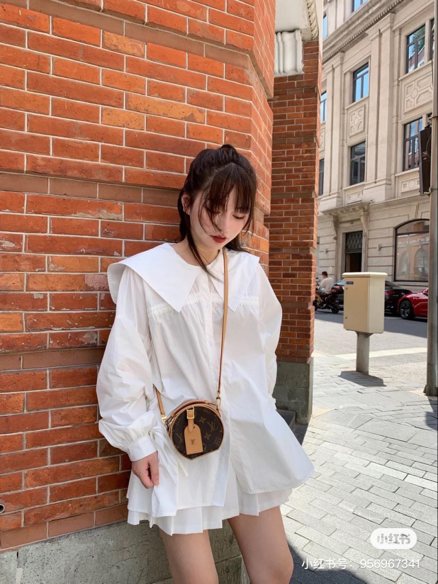 # 精品小圆包推荐 3 :LOUIS VUITTON 经典小圆包 但凡在网上搜索「圆饼包」相关单词,除香奈儿以外必定还会留意到LV家的经典老花设计小圆包~这款也是许多女明星、网红博主的「爱包」哦!特别是搭配了老花设计、质感皮革细节点缀,感觉就是款「怎么搭怎么好看」的百搭包款~大号、小号size都各具美感