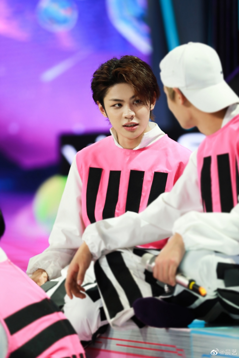 # 12 王晨艺 创造营2019曾因人气学员王晨艺退赛掀起轩然大波。当时节目组忽然在官方微博宣布王晨艺因个人原因向节目组提出退赛，而后粉丝后援会发长文控诉节目组不断施压王晨艺和粉丝，指出节目因其是素人、背后没有公司后台支撑，排名却一直稳居前十，被资方认为占据出道位会损害利益，因此无故「被退赛、被消失」备受欺压。后来王晨艺又被扒出「无背景、无资本、无粉丝」的素人人设是假的，如若成团后被扒出背景必定炸锅，因此节目组只能提前将他放生。这起被退赛事件究竟孰是孰非？至今依然很迷。