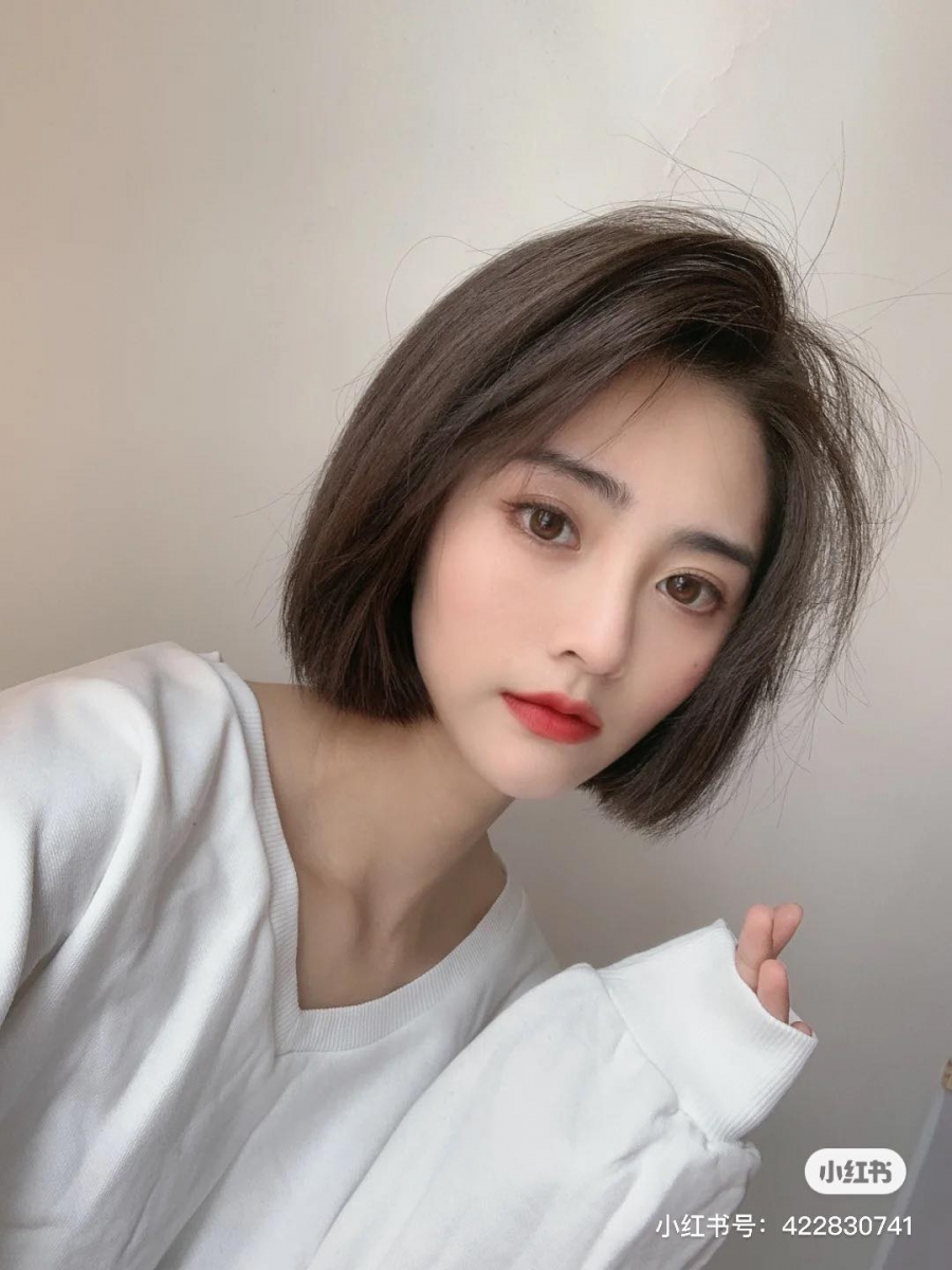 适不适合短发自测方法（二）取决于下巴长度和脸型 短发长度怎么选？取决于下巴的长度。短下巴女生短发长度建议可以选择下巴以下1～3cm、下巴长一点的女生短发长度可以挑战更短一些、甚至是值到耳垂位置的长度。