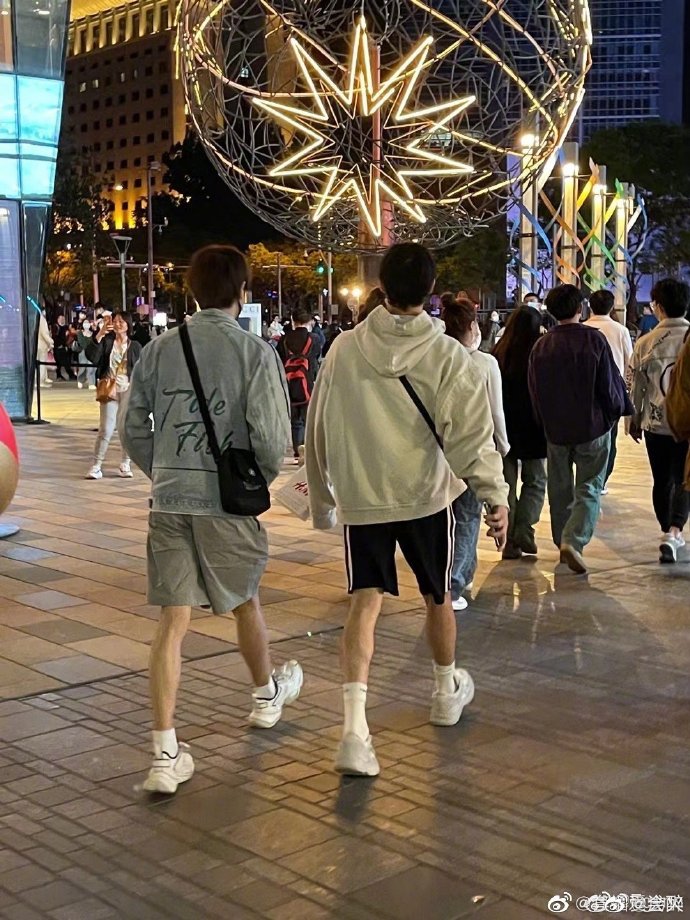 事关再一次被拍到游走在北京三里屯大街上的利路修没有特别乔装,轻易就被街上民众认出。然而搞笑的事,全场都没有人敢上前打扰,也没有人前去和他打招呼或要求拍合照,只敢远远地偷拍他。