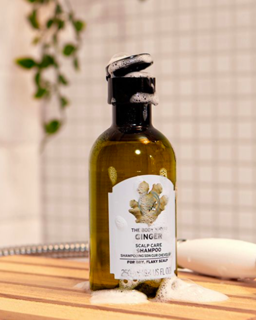 THE BODY SHOP Ginger Anti-Dandruff Shampoo 生姜洗去屑固发洗发水 品牌旗下非常有名的这款生姜洗发水,泡沫丰盈绵密使用感受很好,可帮助针对性改善头皮屑问题、调理头皮环境,此外也有防脱发和发丝分叉效果;清洗完头皮感觉舒爽到像会呼吸,同样是是公认的开架高CP值款!