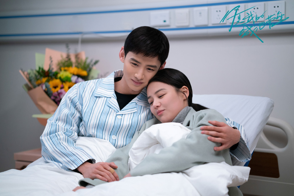 你是我的城池营垒 | 豆瓣评分 7.6 马思纯和白敬亭在《你是我的城池营垒》中饰演的「卡壳夫妇」邢克垒和米佧,没有太玛丽苏偶像剧的Drama虐心情节,感情戏演绎得非常自然、像极了现实生活中小情侣之间的相处!而且双箭头恋爱后直男邢克垒的各种有型帅气还超暖心的男友力表现,真的堪称国民理想型男友啊~