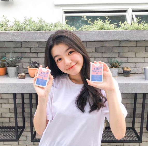# 7 Life Saver Hyaluronic Essential Oil Alcohol Spray 泰国品牌Life Saver的口袋消毒喷雾不少本地网红都推荐过！其中蕴含高达75%酒精成分可高效抗菌消毒，添加了精油和玻尿酸成分有效保湿润泽肌肤。其中French Pear号称撞香祖马龙经典英国梨与小苍兰香水，Baby Powder宝宝香、Yuzu Honey柚子蜜糖香等都是热销款～