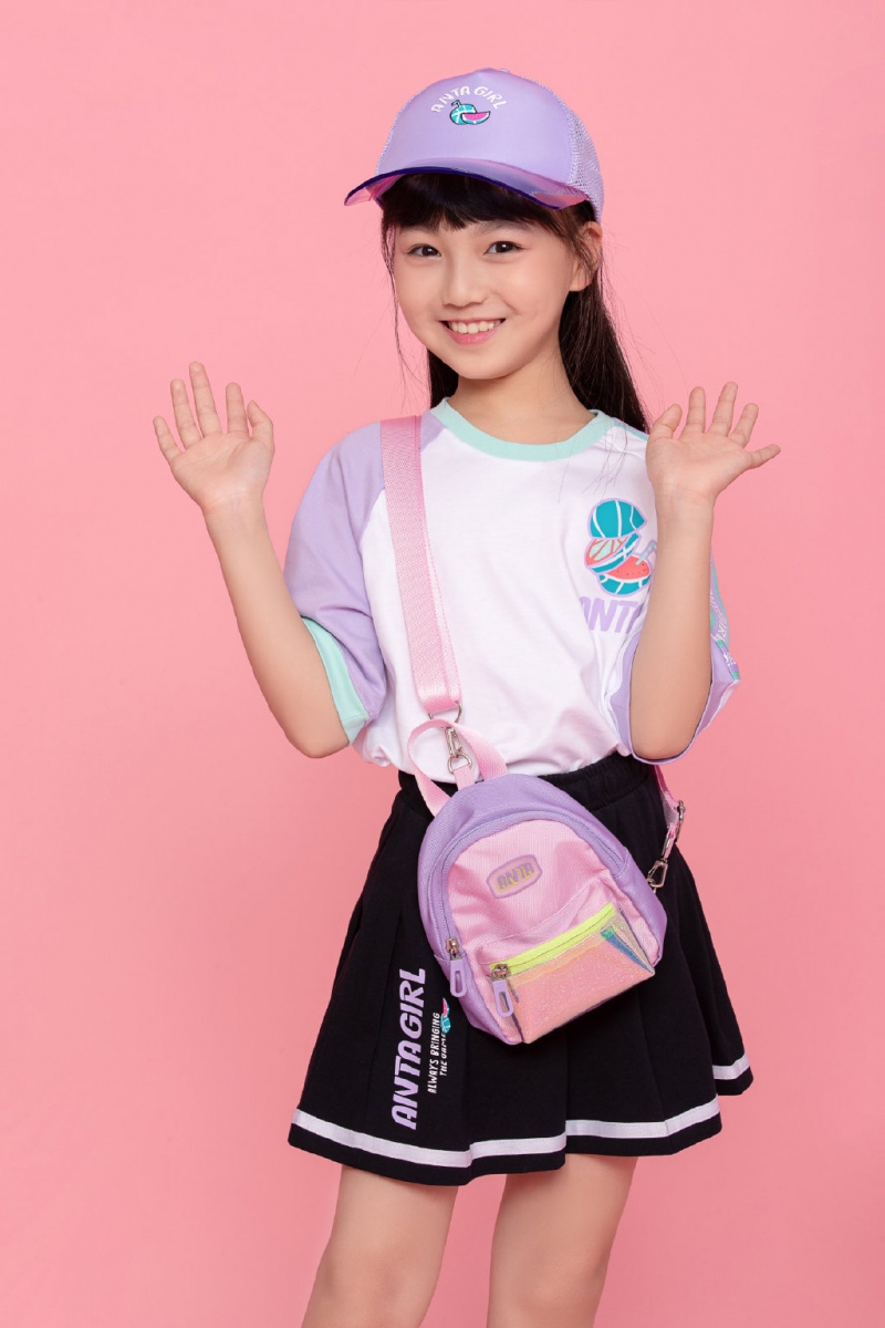# 小山竹 《爸爸去哪儿第五季》搭档邓伦的素人萌娃小山竹如今已经长得亭亭玉立~经常作为时尚小麻豆拍摄大片,外形甜美、有记忆点,被看好童星前途一片光明!