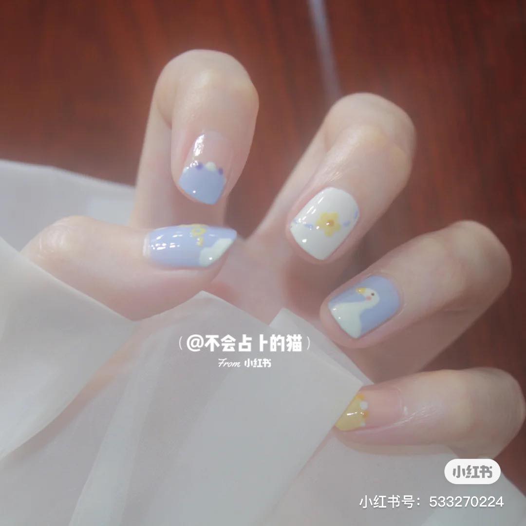 萌趣卡通系 · 晶莹清透系美甲 专属春夏季的清甜底色，搭配萌趣卡通、小花/水果元素瞬间可爱感炸裂！十指跳色不重样设计更添俏皮感，宝宝云朵蓝色系、柔嫩粉色系、梦幻香芋紫色系、百搭卡其色系都是很夯的选项～