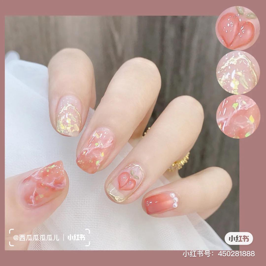 晶石猫眼/贝壳光 · 晶莹清透系美甲 特别显高级感的晶石猫眼、贝壳光元素,让十指甲面呈现的「水透感」更UP!光看都觉得很清爽消暑啊(笑)搭配晕染、跳色设计温柔又不失减龄女孩感。