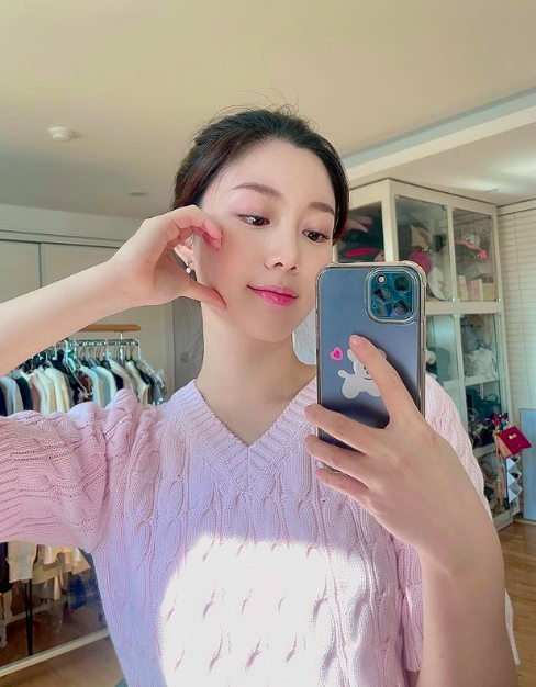 「我们已经和演员李多寅确认过，她和李昇基是演艺界前后辈关系，5～6个月前开始小心翼翼地相互了解，希望大家继续给予他们温暖的支持，也希望二人继续保持良好交往关系。」