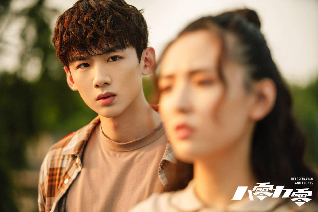 TOP 4 :八零九零  连续霸屏、承包了观众整个3~5月份的「新晋国民男友」白敬亭,在新剧《八零九零》中饰演的「过三爽」人设超级讨喜,虽然嘴欠但很暖心、和爷爷(倪大红 饰)的超有趣爷孙LINE笑翻一众剧迷;开篇时被小妹不小心撞见他洗澡、和爷爷说「我不干净了」的一幕更成了网上爆夯名场面...再次让观众见证了白敬亭出色的角色塑造能力!