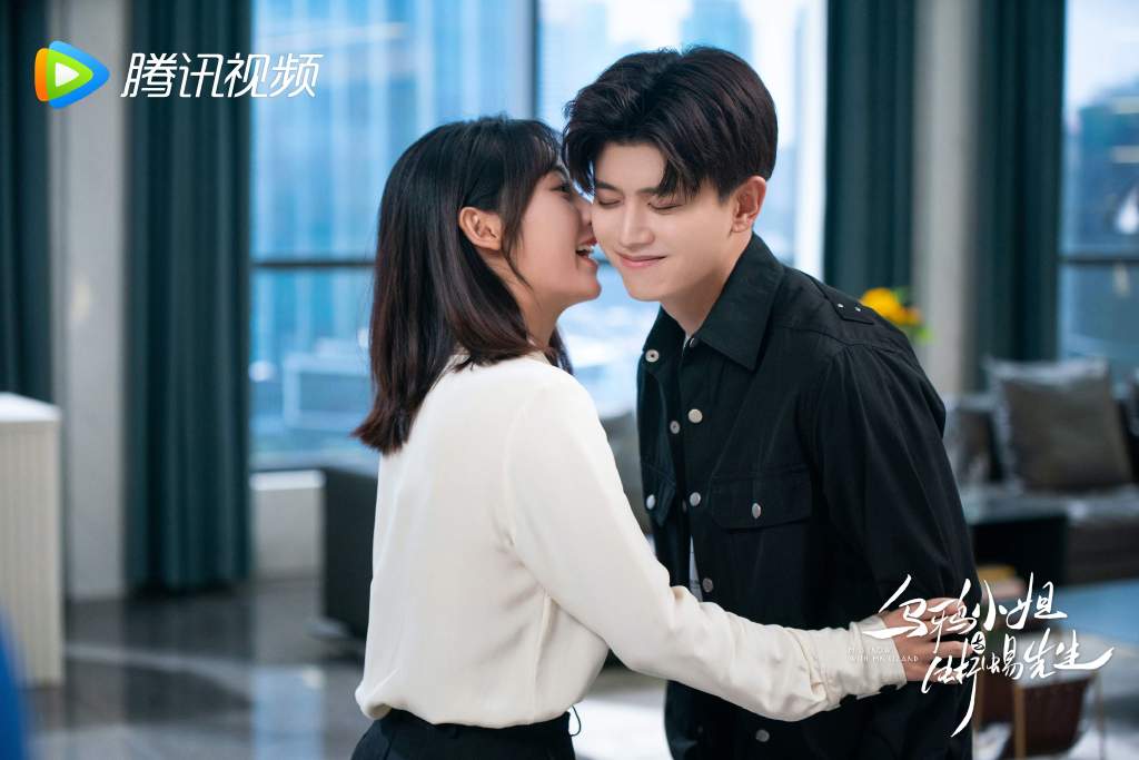 乌鸦小姐与蜥蜴先生 | 豆瓣评分 6.3 不久前刚播完的《乌鸦小姐与蜥蜴先生》由任嘉伦、邢菲主演,总体来看甜而不腻、男女主演和副线CP都很讨喜,剧情前期埋下的伏笔也蛮引人入胜的!编觉得这类型男女主角相互治愈的感情线很触动人心,任嘉伦也很擅长演绎这种满满苏感的霸总角色。可惜到剧情后半部分处理方式没什么新鲜感,不少网民评价「整体表现平平无奇、结局有点虎头蛇尾了」~看完这部剧的大家又有什么看法呢?