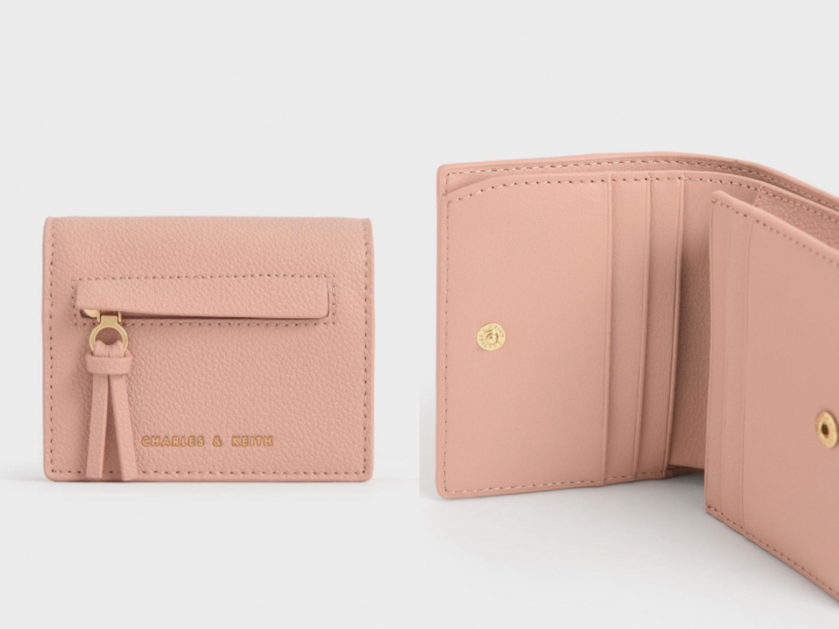 #8 Charles & Keith 荔枝纹蜜粉色小卡包 平时出门不喜欢带太多现金钞票和卡片的话~这款超便携的小卡包一定适合你!Blush Pink胭脂蜜粉色调非常甜美,荔枝纹皮革很有特色,金属拉链上的皮革小挂件也很加分!