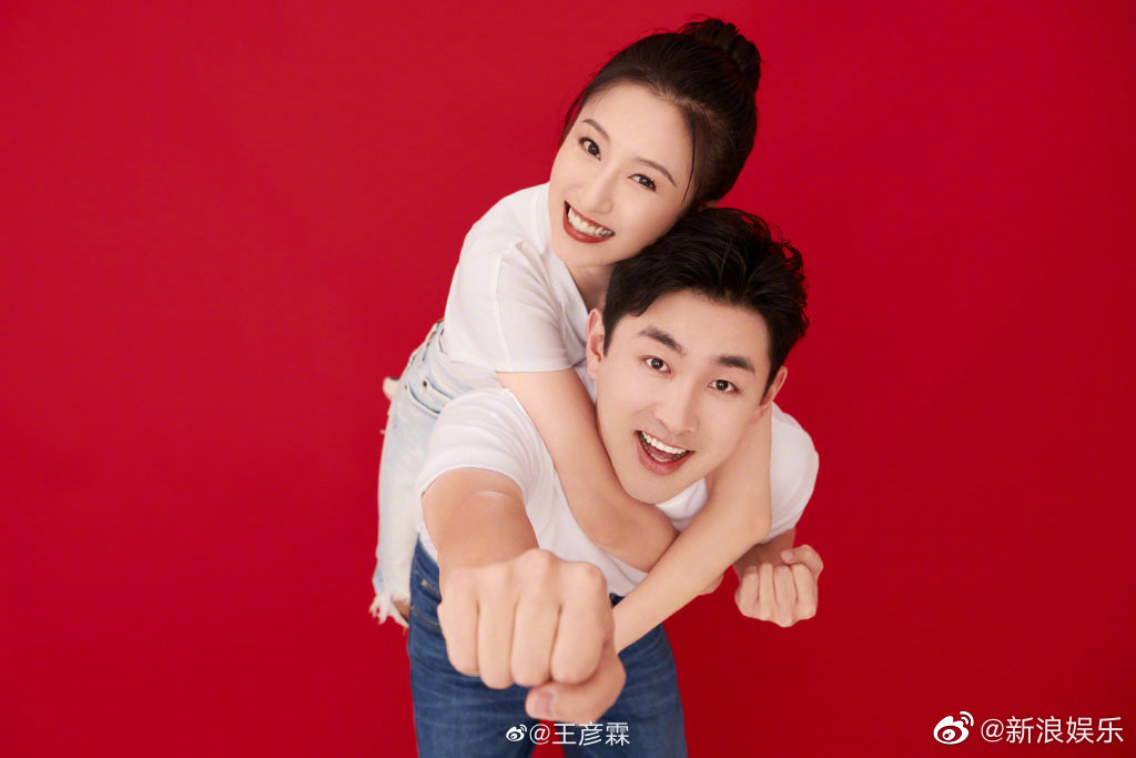 520好甜蜜!沙雕男孩王彦霖官宣结婚,和爱妻从大学学士服到婚纱的爱情令人称羡 另一边厢,综艺节目中贡献过不少搞笑名场面的「沙雕男孩」王彦霖也在520告白季这天晒出刚刚领的结婚证以及小俩口,甜蜜宣布:「喜提个媳妇儿,是我大学同学♥️ @ 艾佳妮A」艾佳妮转发回复:「终于嫁给了大三跟我求婚的那个人」。