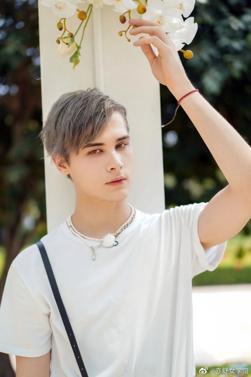 # 维基百科介绍网民笑翻:这真的是我认识的利路修? 不得不说,利路修粉丝笋丝们真是够「笋」的(笑)前段时间维基百科上针对利路修的个人简介同样让网民们笑疯,内容写道: