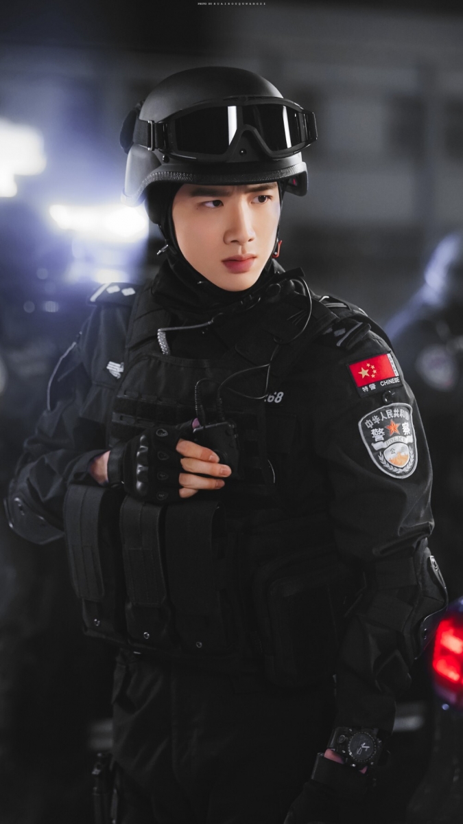 TOP 2 :你是我的城池营垒 | 豆瓣评分7.7分 《你是我的城池营垒》中白敬亭饰演的邢克垒是危难中冲前线的特警精英,工作中严肃、不苟言笑十足冷面将军,追妻模式则是憨憨钢铁直男style超级反差萌!