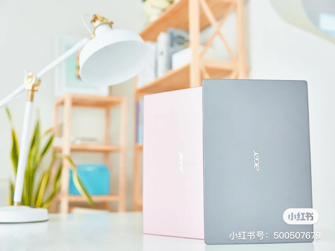 Acer Swift 3 Acer Swift 3 虽然已经推出了一段时间,但每每在网上提到「经济实惠又高颜值的手提电脑」,推荐清单中必定会有它!MX250独立显卡色彩饱满、办公用途绰绰有余,打游戏的视觉效果也不赖。大约1.2KG左右的重量随便放到包包里就能轻松携带出门;高级金属感银灰色、仙女粉色款真机都非常好看~