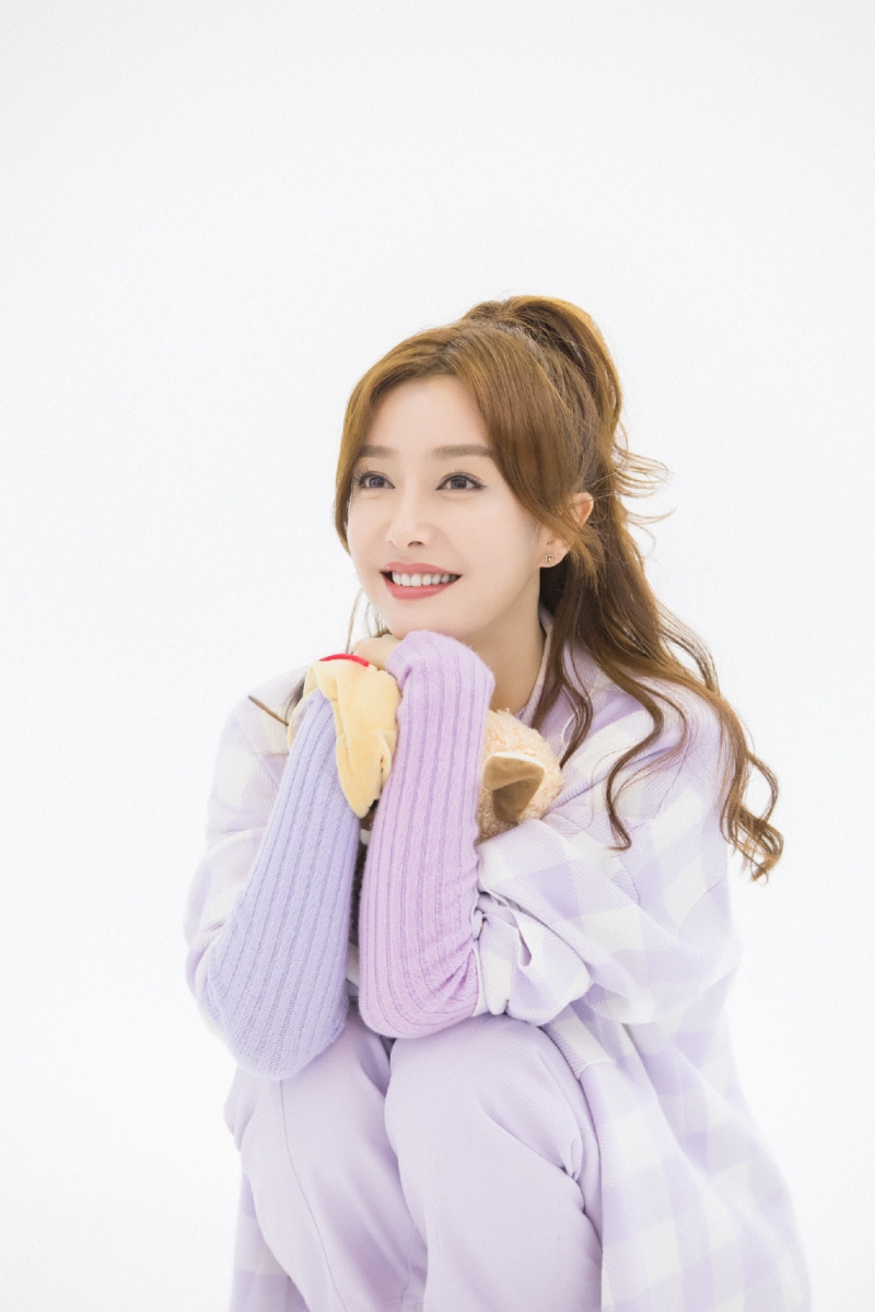 Tips 3 :精华水局部湿敷 肌肤干渴缺水特别容易显得皮肤纹路粗糙、毛孔粗大问题会更加剧!秦岚女神除了每周会做面膜保养,平时完成基础护肤后也偶尔会用保湿型精华液,进行局部湿敷给肌肤做好深层补水。