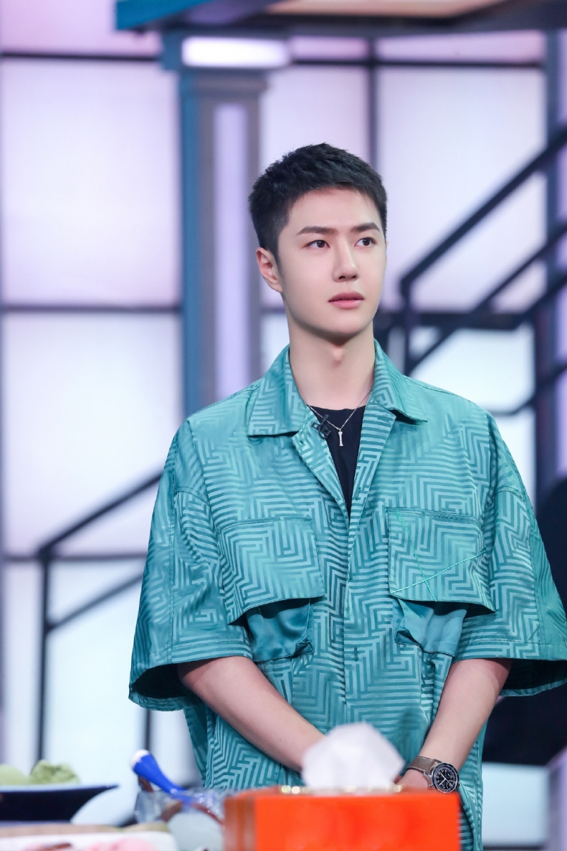 TOP 2 :王一博(得票数 1290533)    《有翡》播完后,原本一直有传言指王一博陈晓主演的缉毒剧《冰雨火》很快会定档,但目前似乎又没了消息~该部剧被认为很大机会成为王一博的转型代表作,喜欢酷盖耶啵、看好他的演员之路发展的粉丝们一起屏息以待吧!