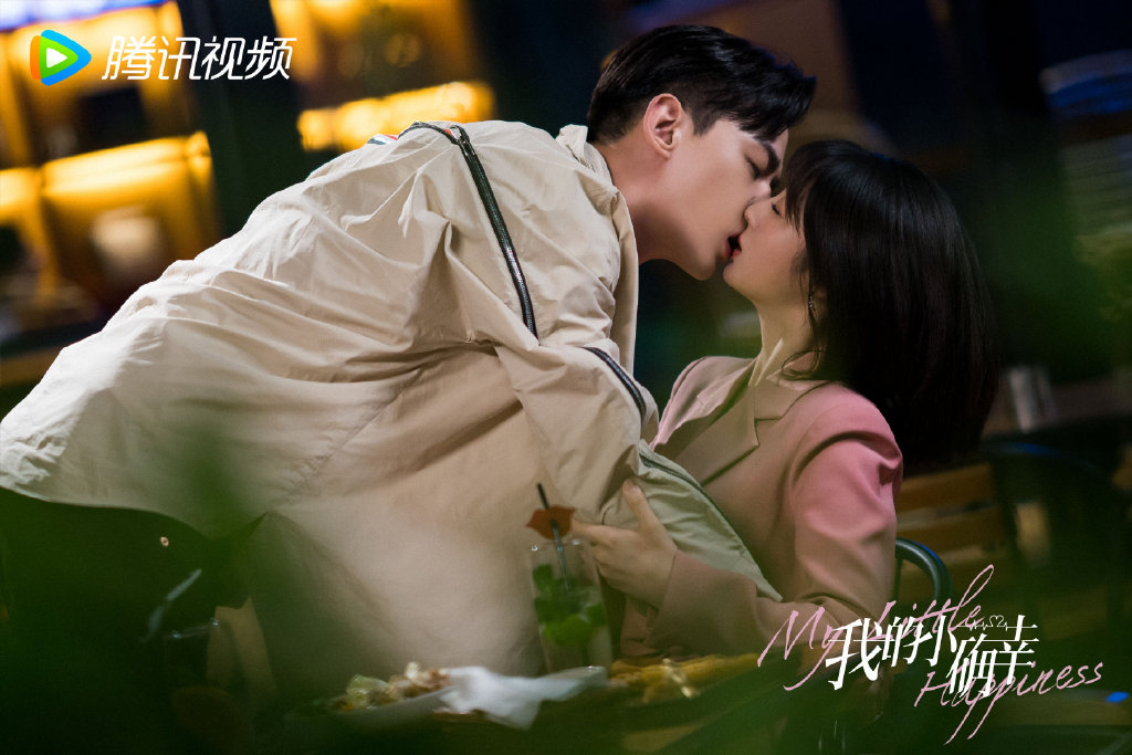 剧中唐晓天饰演的医生男主温少高冷又腹黑,开启「霸道总裁式追爱记」狂撩元气女孩丛容,终于在工作伙伴、体贴帅气邻居身份助攻下闯入对方的心。最要命的是这部剧超欲吻戏很敢拍,保证女生们会边看边脸红+各种姨母笑~喜欢甜宠剧的你,今年一定不能错过这部!