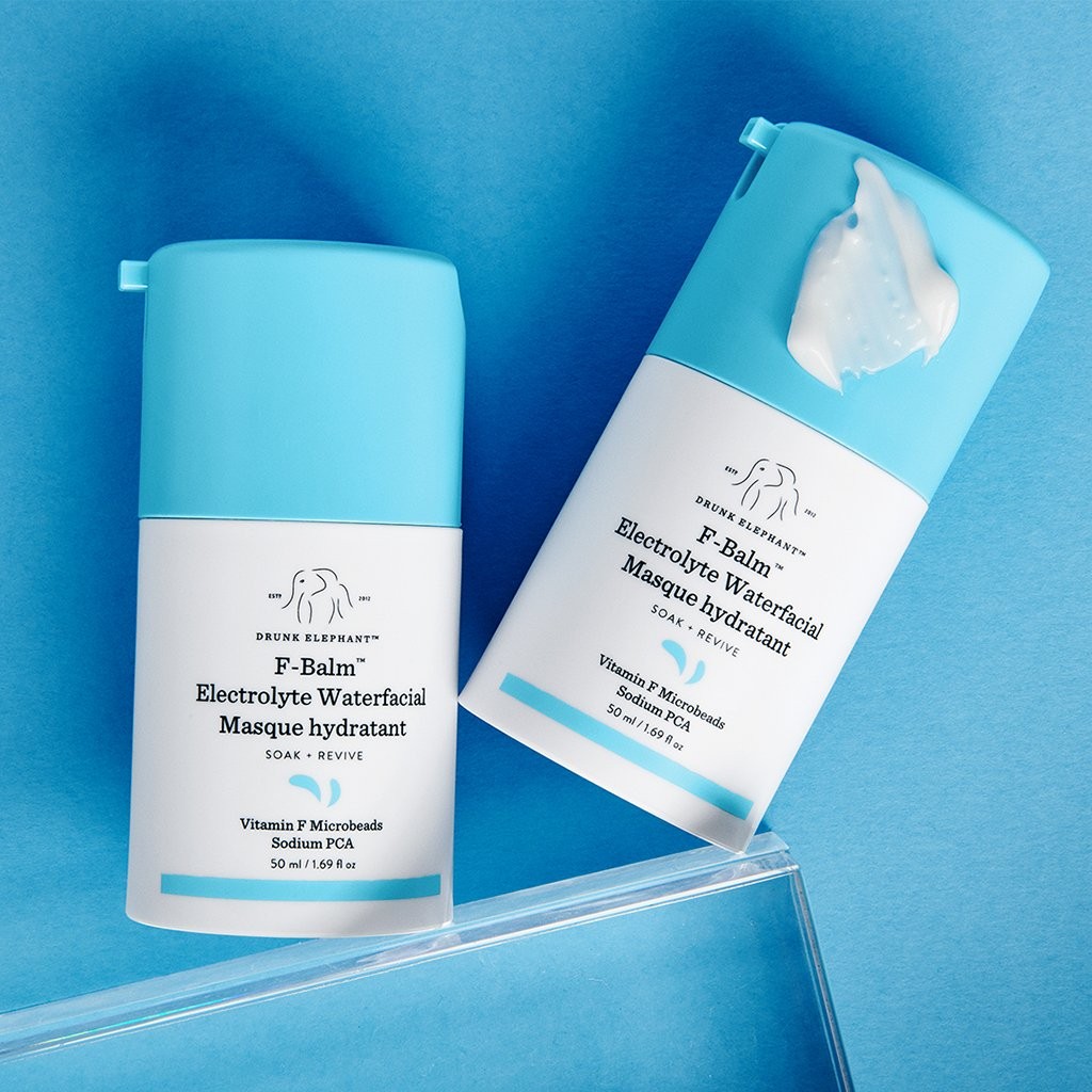 DRUNK ELEPHANT F-Balm Electrotype Waterfacial Masque hydratant 电解质解渴面膜 这款电解质解渴面膜又被称为「皮肤深水炸弹」,超强补水效果正如其名。如果你使用过各种补水保湿面膜都觉得补不进水、很无感,这款肤感非常好的面膜相信会是你很棒的选择;其中蕴含维生素F微珠因子、维生素B3、5中神经酰胺、角鲨烷、4种电解质成分等,帮助补水保湿的同时,还能帮助舒缓镇静、锁住肌底水分,以及抚平因缺水导致的细纹问题。