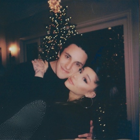稍早前小天后Ariana Grande经外媒报道已和圈外未人婚夫Dalton Gomez低调结婚,而后不久其经纪人证实向各大媒体发布通告证实喜讯,短短几小时内便收获了全网超过2亿祝福!