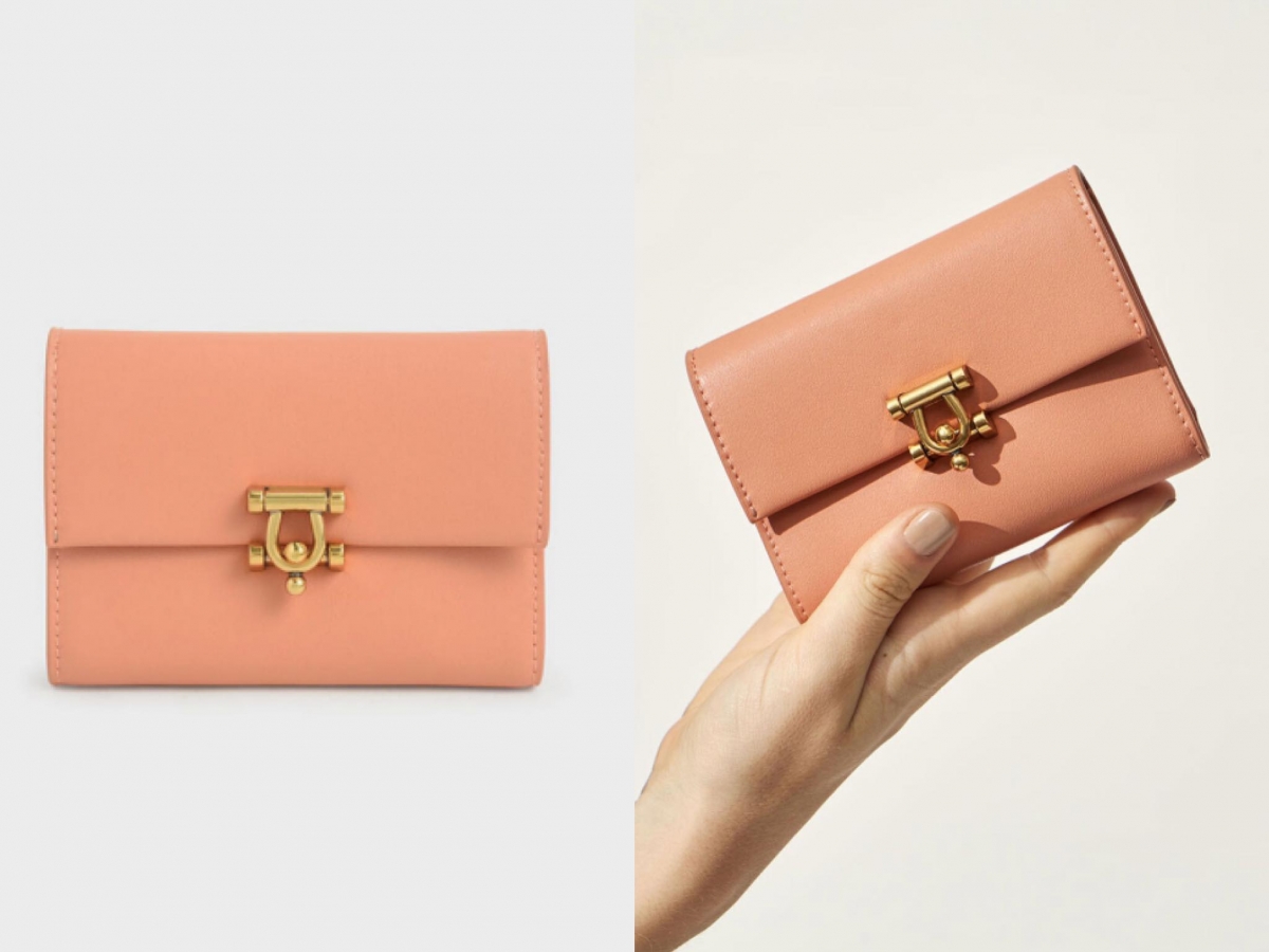 #7 Charles & Keith 蜜桃色金属扣皮夹 如果用惯了柔和樱粉色想换换风格,不妨可以挑选这款蜜桃鲑鱼粉色调短皮夹!微甜色系女孩感十足,独特金属锁扣设计更显精致。